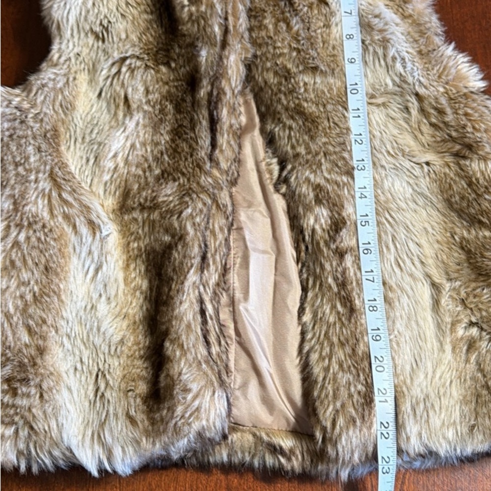 Forever 21 women’s small faux fur vest